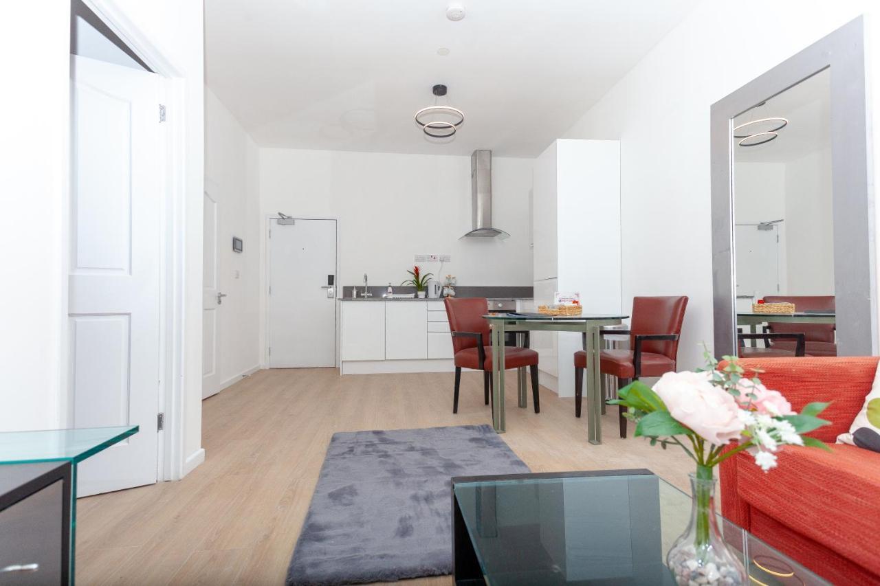 One Bedroom Serviced Smethwick Flat 313 Apartment *