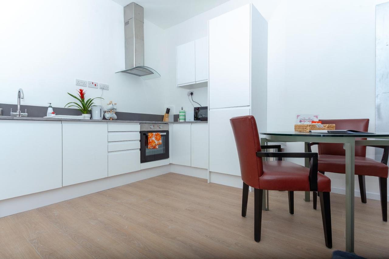 One Bedroom Serviced Smethwick Flat 313 Apartment *